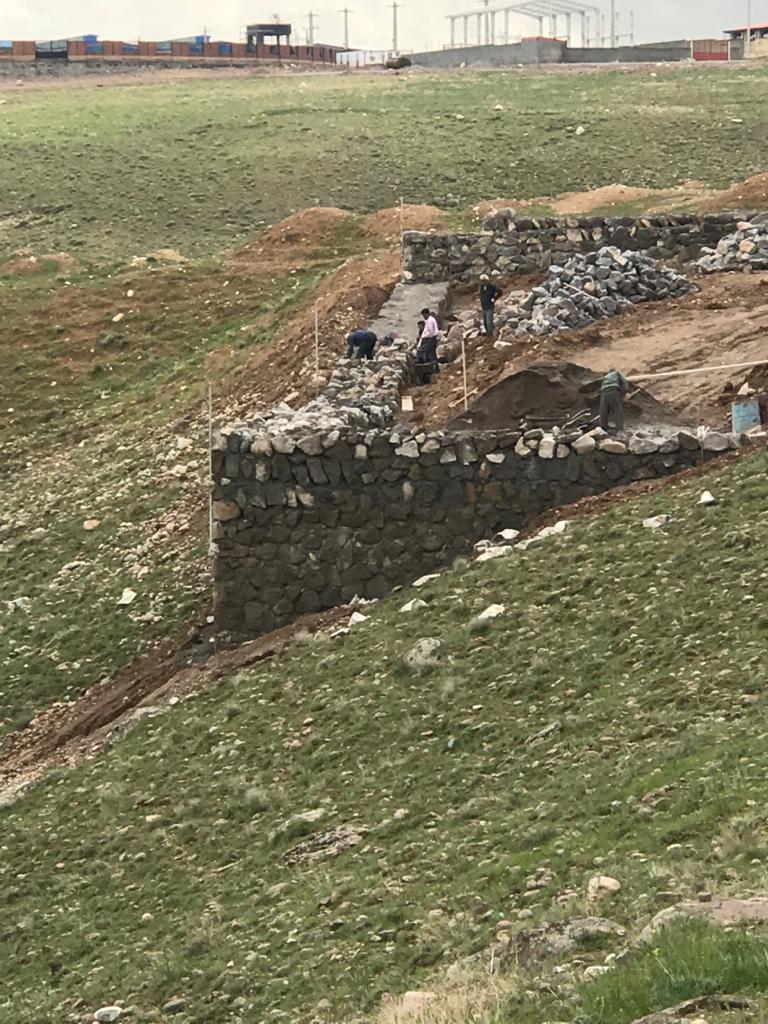 دیوار سنگی محوطه
